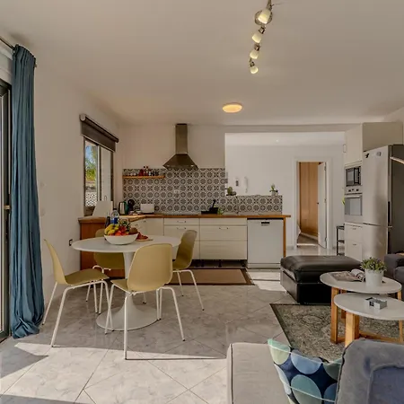 Διαμέρισμα With Private Pool & Ocean Views *