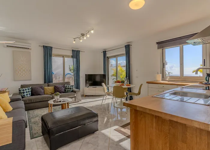 With Private Pool & Ocean Views Apartament Costa Adeje (Tenerife)